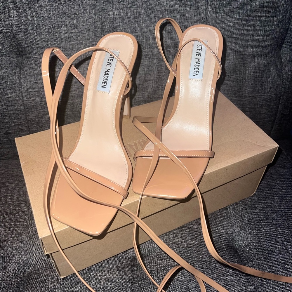 Steve Madden nude patent heels